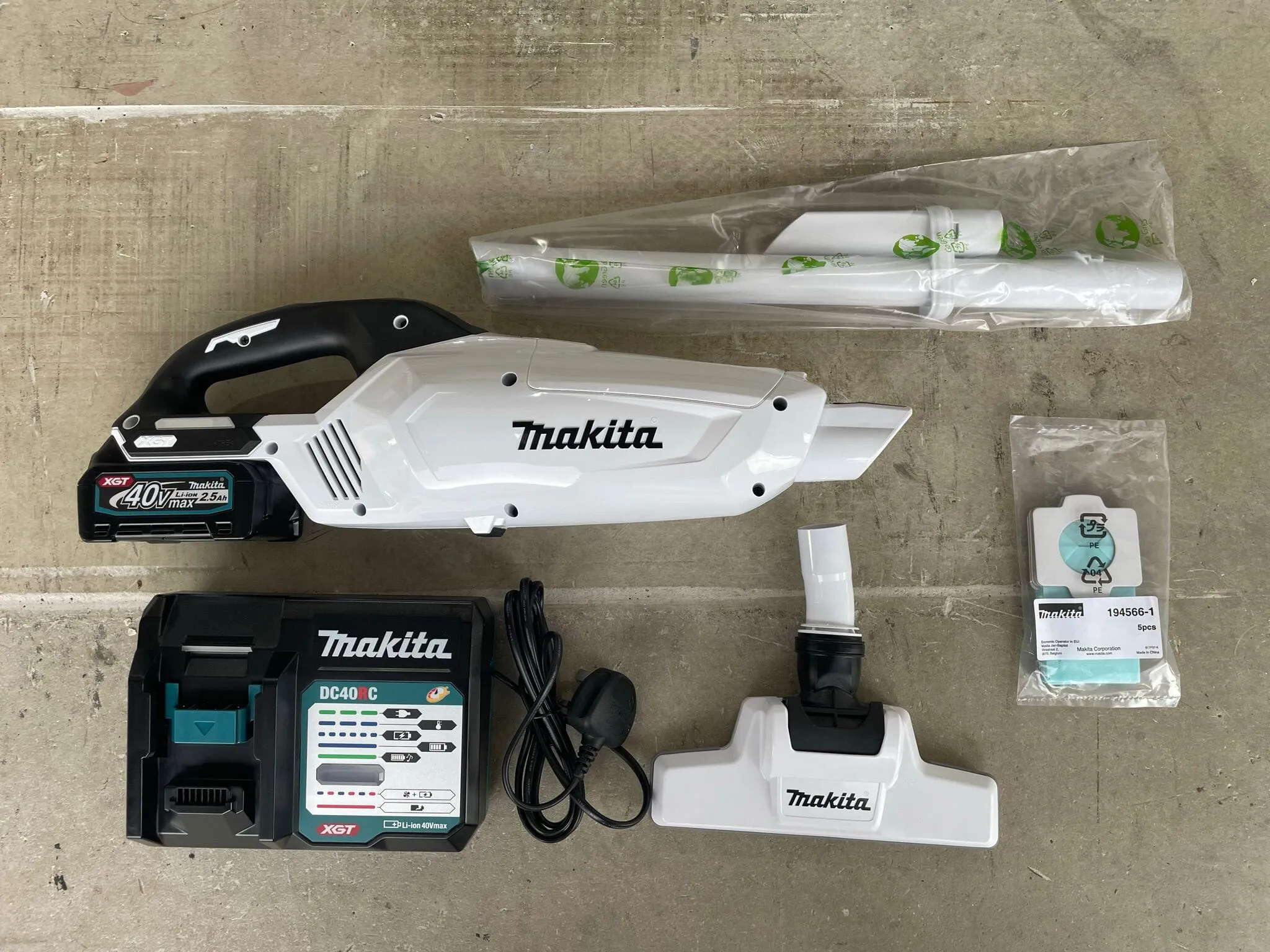 MAKITA CL002G 125W Cordless Cleaner With Fast Charger (DC40RC), 2.5Ah Battery (BL4025) | Model: M-CL002GD11